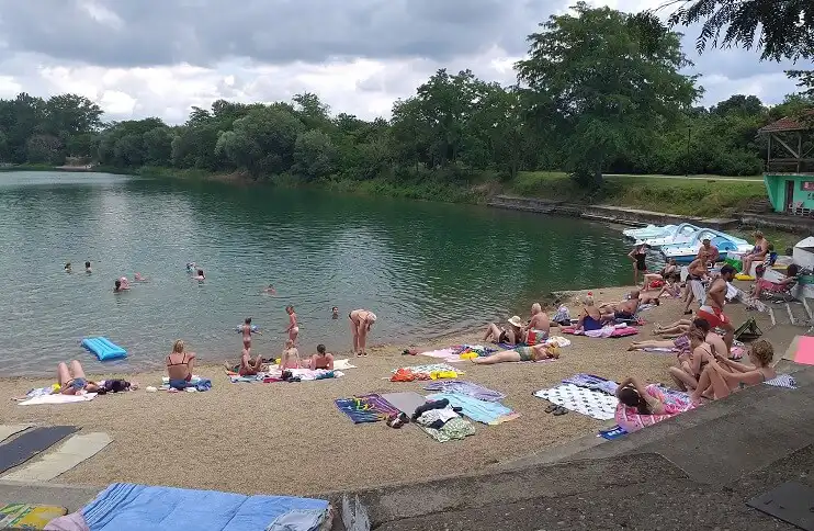 Bela crkva jezero plaza