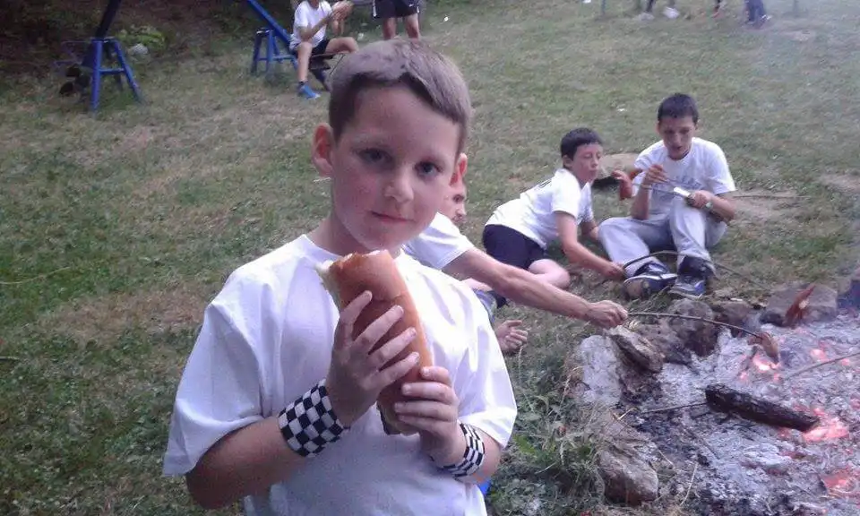 Letnji kamp pečenje kobasica1